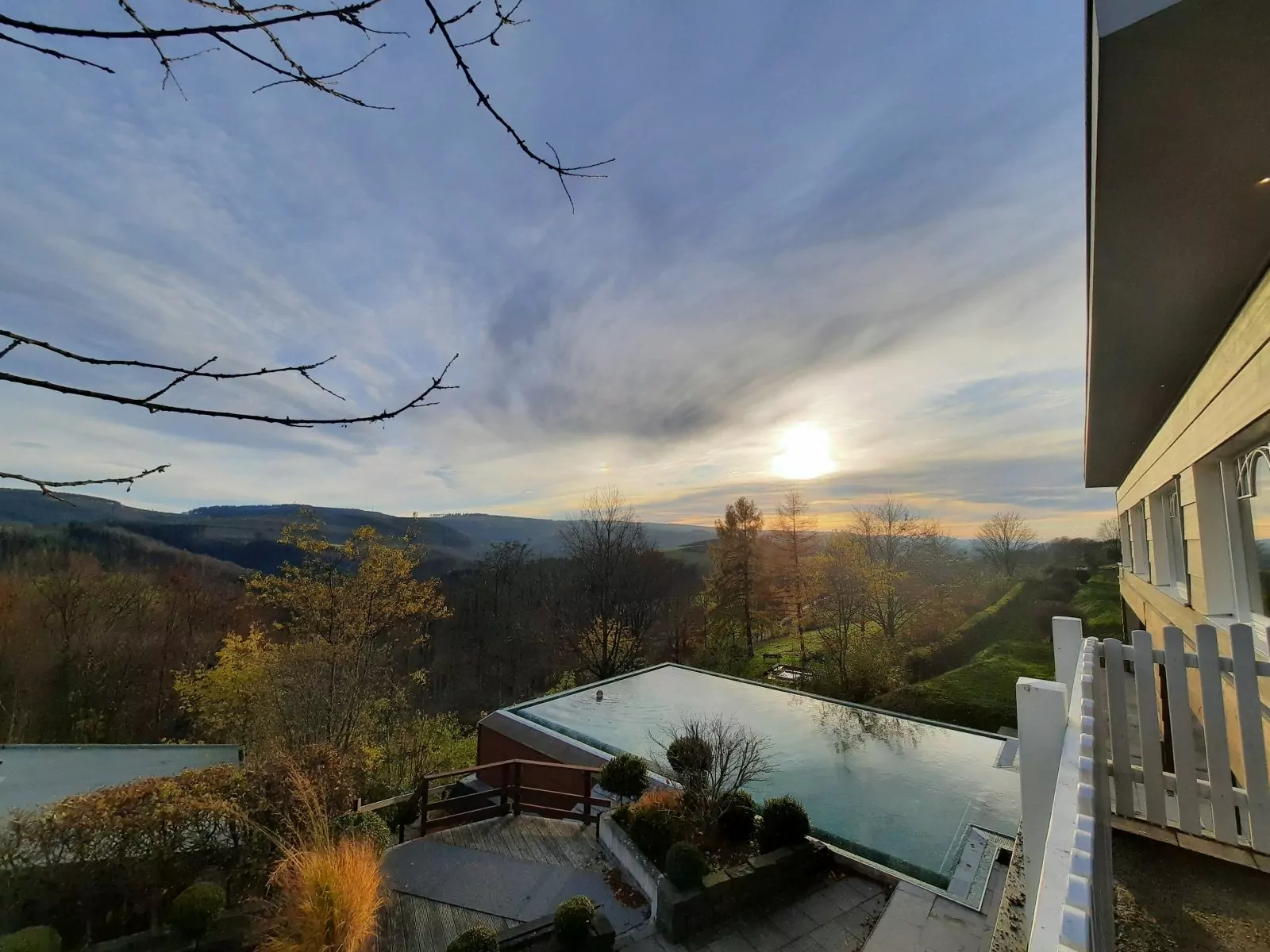 Waldhaus Ohlenbach – Infinitypool Außenansicht - Blick über den Infinity-Pool hinweg in den Sonnenuntergang