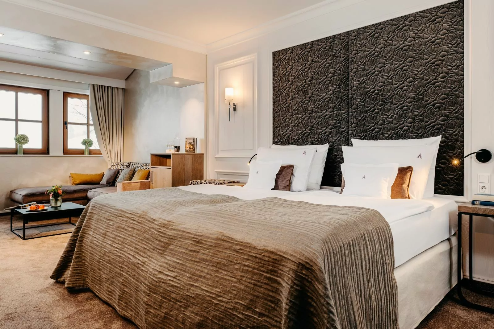 Waldhaus Ohlenbach – Zimmerbeispiel 2 Blick auf ein Doppelbett