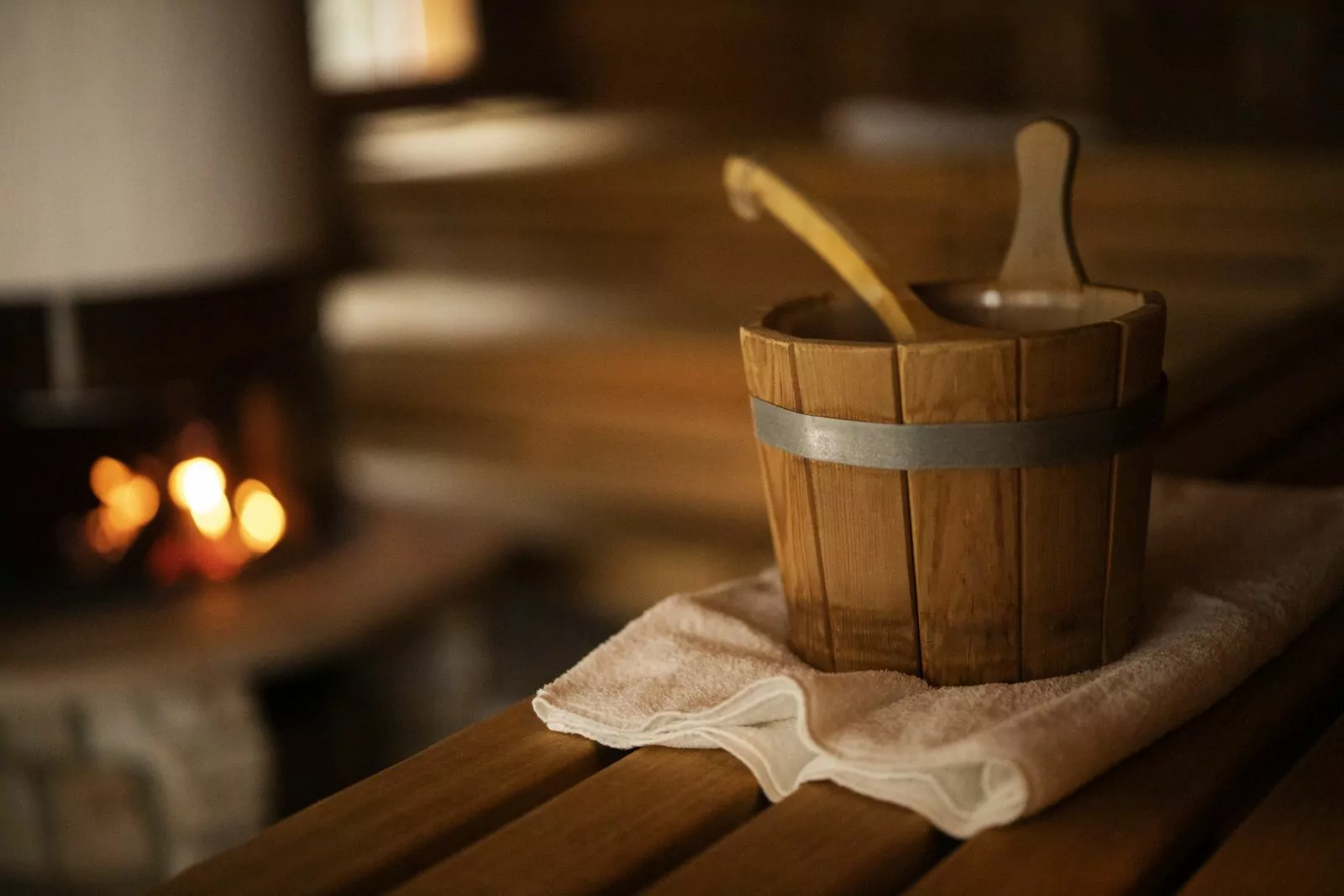 Aufgussbehälter mit Schöpfkelle in der Sauna vom Hotel Deimann