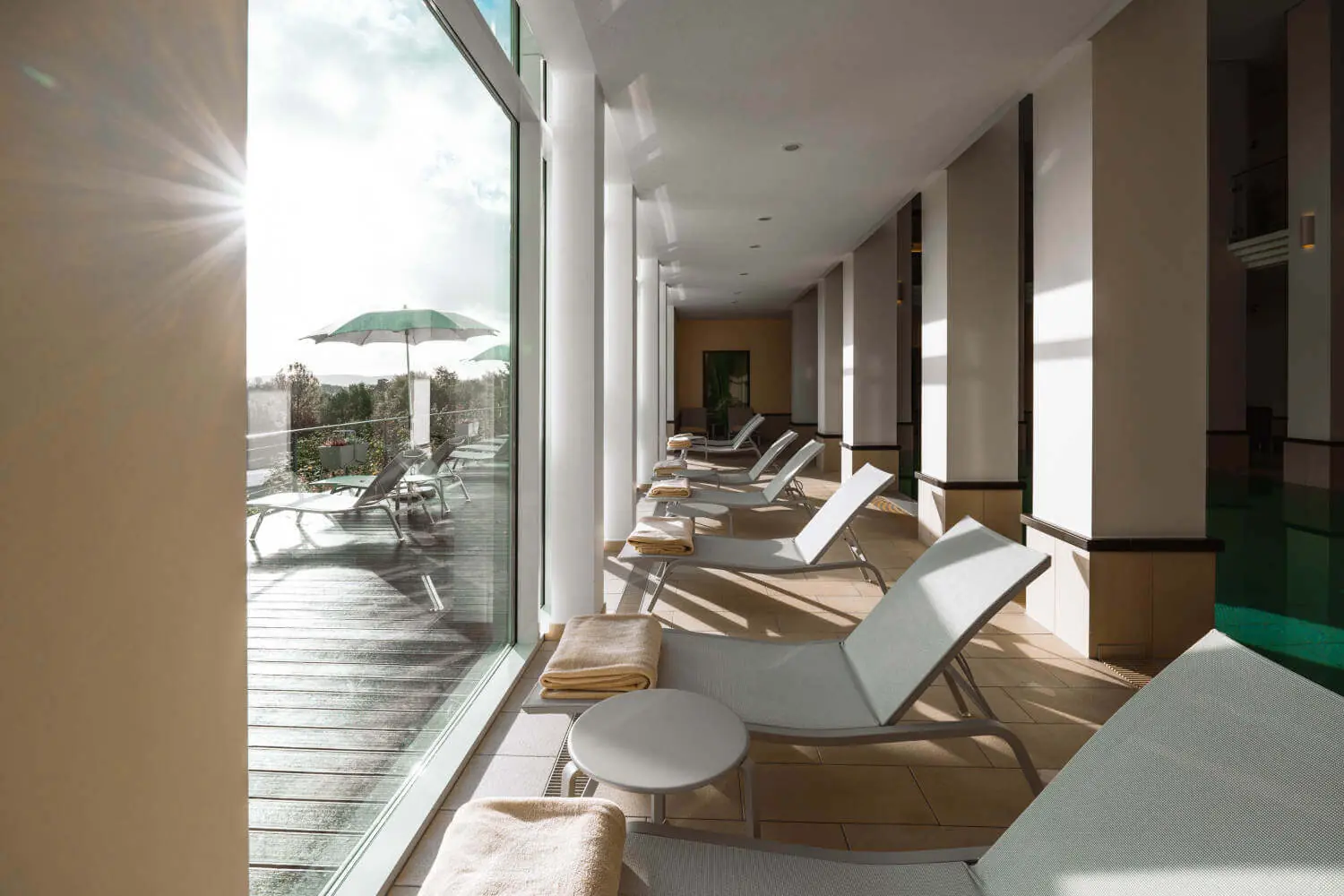 innenpool-liegen-fenster Liegen Innenpool Hotel Diedrich