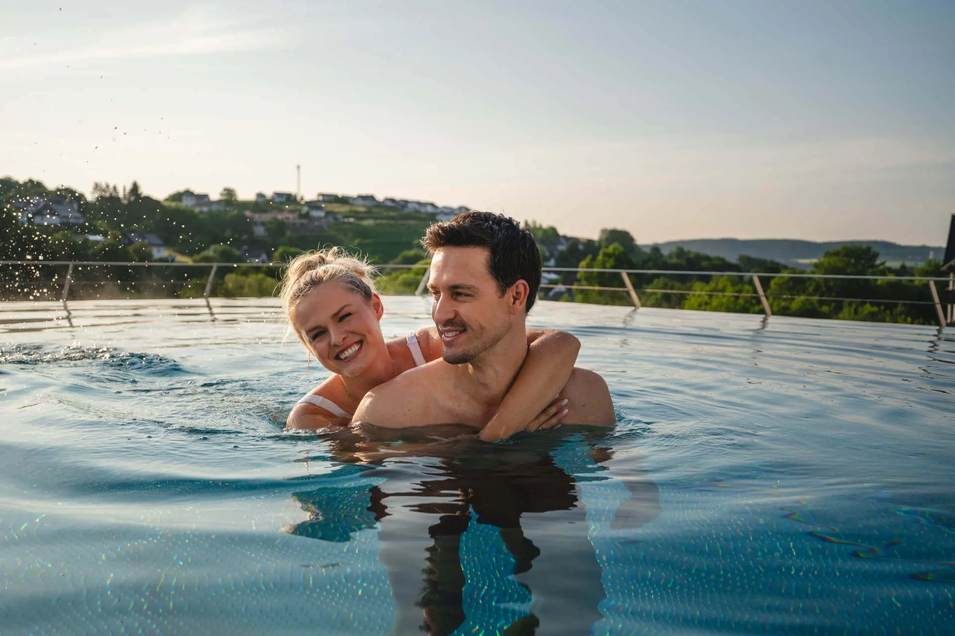 Ein Paar im Infinitypool des Hotel Diedrich