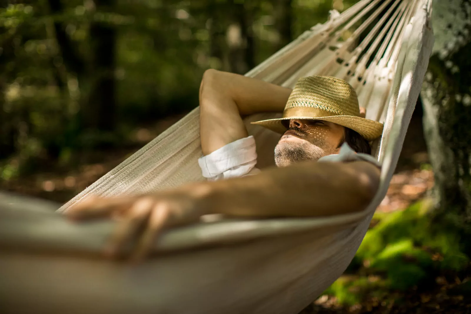 Entspannen in der Hängematte im Wald