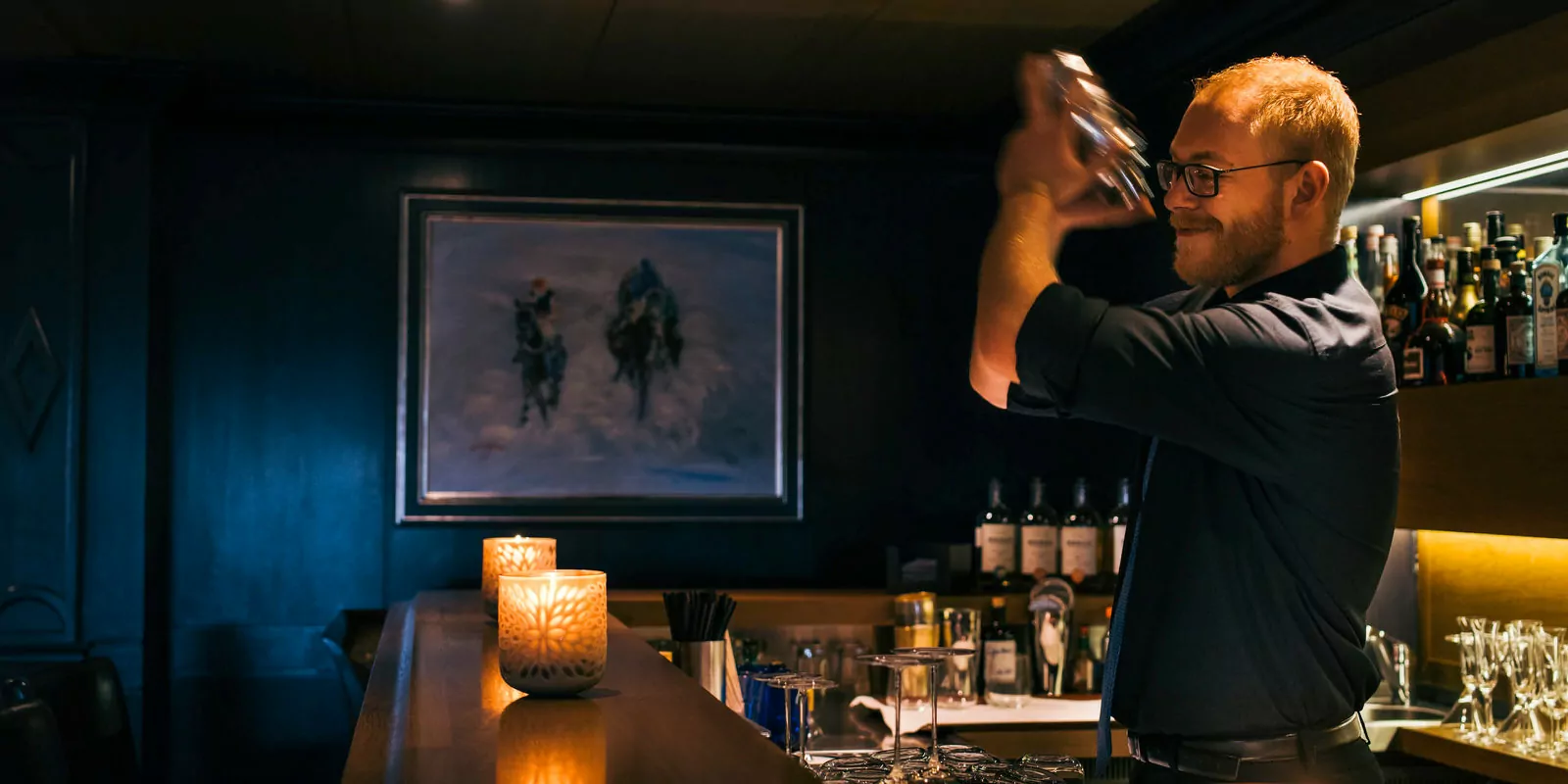 Mitarbeiter beim Cocktail Shaken