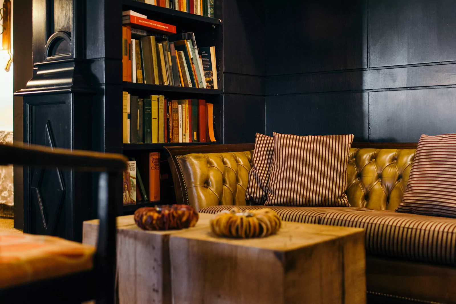 Blick auf eine Sitzecke in der Bar mit Bücherregal