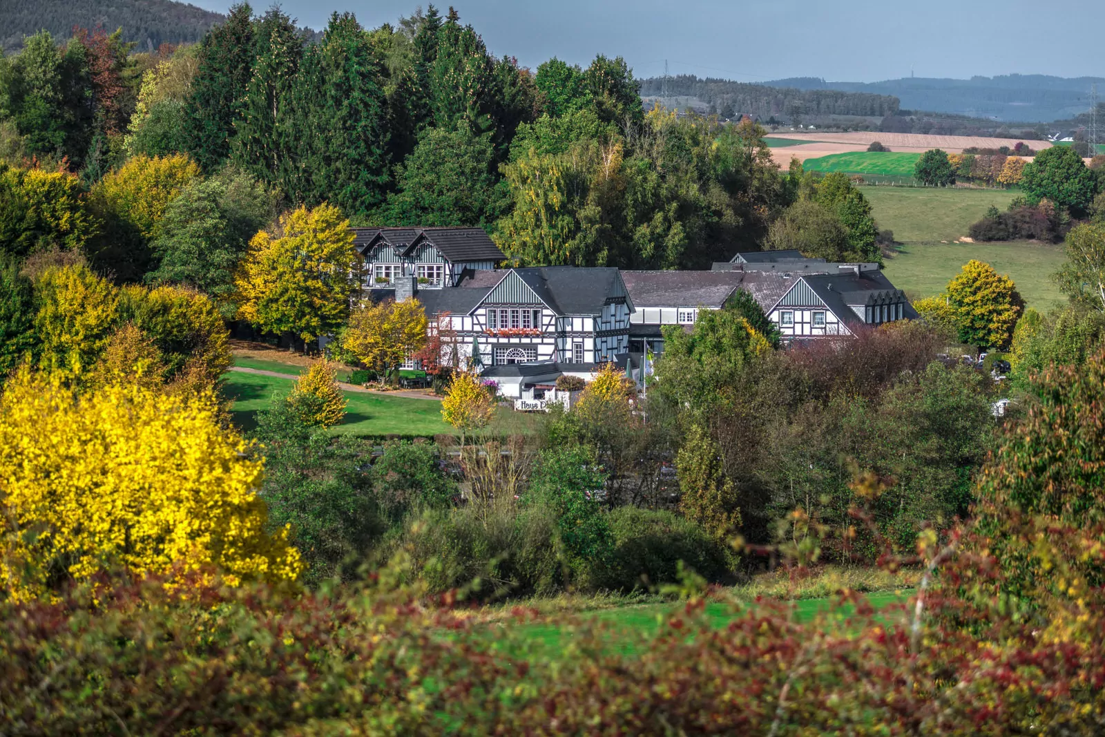 Hotel Platte – gelegen im Repetal Blick aus der Ferne auf das Hotel Platte: Herbstliche Laubfärbung